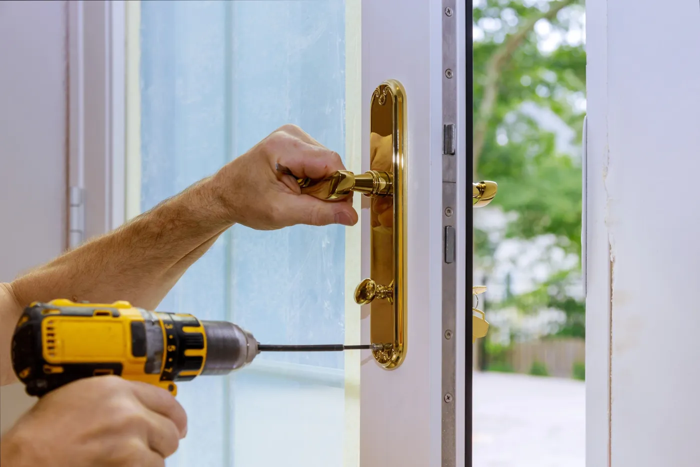 Installation d'une poignée et d'une serrure sur une porte vitrée à Meudon